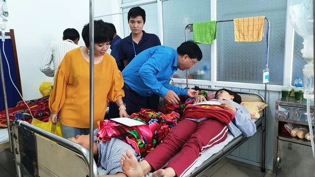 Lãnh đạo Liên đoàn Lao động tỉnh Nam Định và đại diện doanh nghiệp thăm hỏi, hỗ trợ người lao động tại bệnh viện.