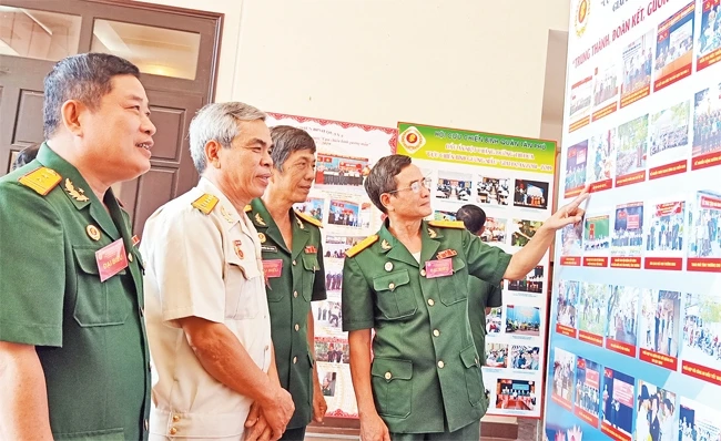 Các Cựu chiến binh TP Hồ Chí Minh xem các tư liệu, hình ảnh về phong trào hội. 