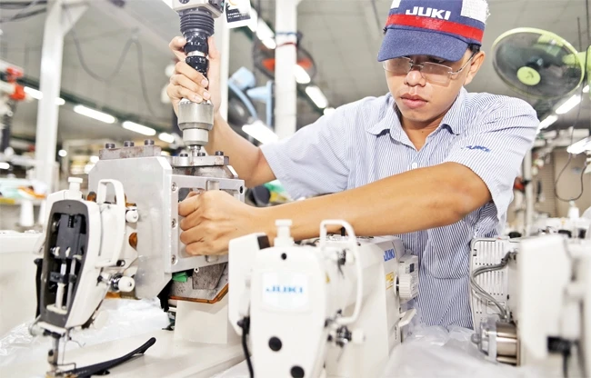 Công nhân Công ty Juki (Nhật Bản) đóng tại Khu chế xuất Tân Thuận lắp ráp máy may bằng dây chuyền công nghệ cao.