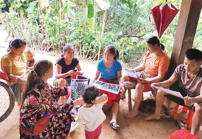 Tuyên truyền về việc kết hôn đúng tuổi cho phụ nữ dân tộc thiểu số ở huyện Tủa Chùa, tỉnh Điện Biên.