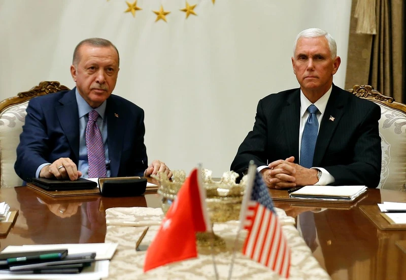 Tổng thống Thổ Nhĩ Kỳ Recep Tayyip Erdogan (trái) và Phó Tổng thống Mỹ Mike Pencetại thủ đô Ankara (Ảnh: Reuters)