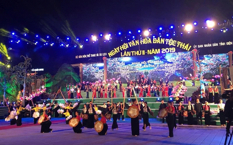 Màn múa của đồng bào dân tộc Thái trong Lễ khai mạc Ngày hội Văn hóa dân tộc Thái tối 18-10 (Ảnh: LÊ LAN)