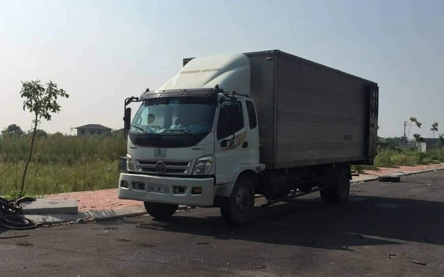 Xe ô-tô tải chở chất thải bị Cơ quan Công an thu giữ