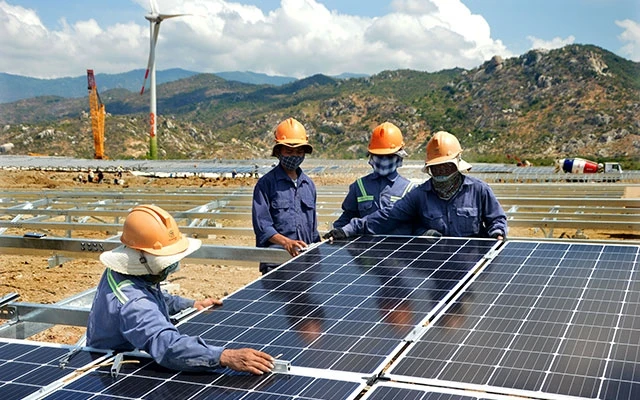Công nhân của Tập đoàn Trung Nam lắp đặt tấm pin mặt trời ở Tổ hợp năng lượng tái tạo ÐMT và điện gió Trung Nam (huyện Thuận Bắc - Ninh Thuận)