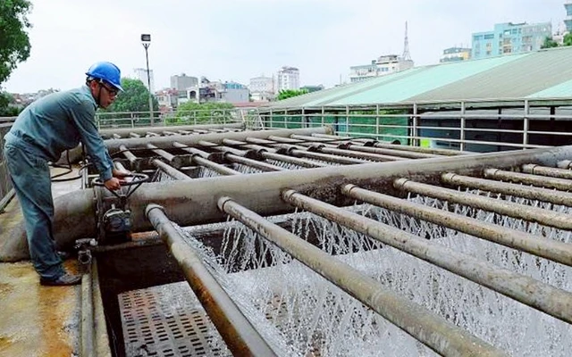 Sản xuất nước sạch tại Nhà máy Nước Yên Phụ. (Ảnh: HNM)