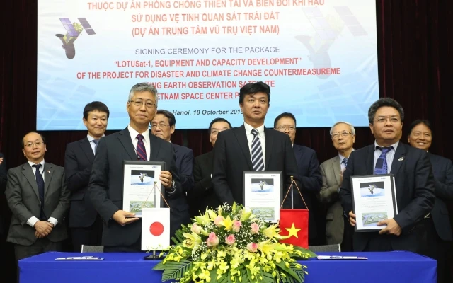 Đại diện Trung tâm Vũ trụ Việt Nam (Viện Hàn lâm KHCN Việt Nam) và Tập đoàn Sumitomo (Nhật Bản) ký kết gói thầu