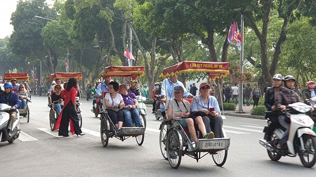 Một trong những nét độc đáo của du lịch Hà Nội là xích-lô phố cổ.