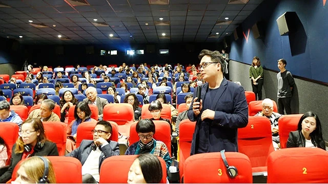 Cần tạo nhiều diễn đàn cho các nhà làm phim - Ảnh: Đạo diễn Phan Đăng Di phát biểu ý kiến tại một hội thảo về phim. Ảnh: ANH QUÂN
