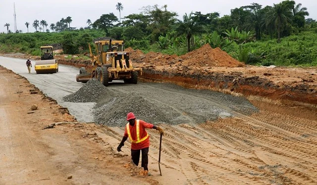 Một công trình xây dựng đường giao thông ở Nigeria. Ảnh STEARSNG.COM