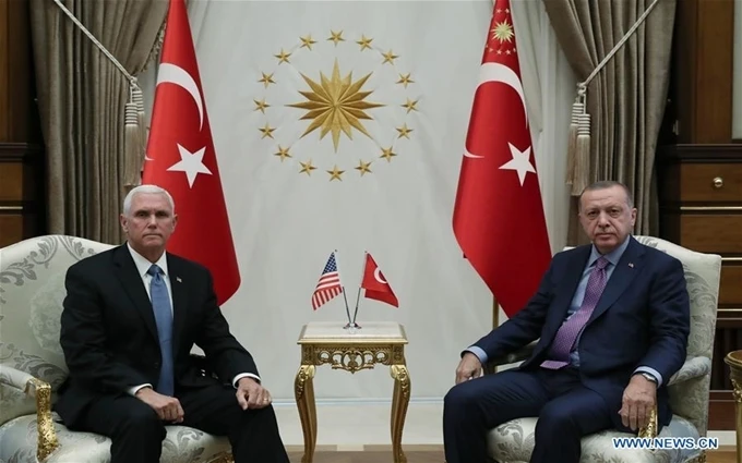 Tổng thống Thổ Nhĩ Kỳ Erdogan (bên phải) tiếp Phó Tổng thống Mỹ Mike Pence tại Ankara, ngày 17-10. (Ảnh: Tân Hoa xã)