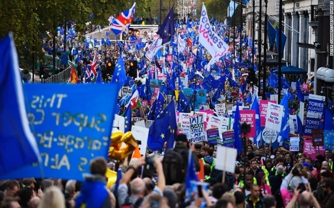 Nhiều đám đông tuần hành tại trung tâm London ngày 19-10 để yêu cầu Chính phủ Anh tiến hành cuộc trưng cầu dân ý lần hai. (Ảnh: CNN)