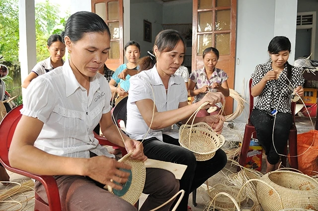 Việc làm là một giải pháp để giữ phụ nữ ở lại làng quê. Trong ảnh: HTX sản xuất mây tre đan xã Quảng Phương, huyện Quảng Trạch (Quảng Bình) tạo việc làm cho nhiều phụ nữ. Ảnh: ĐĂNG KHOA