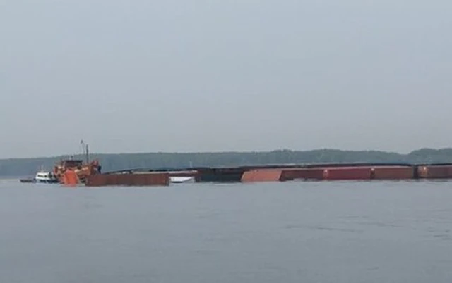 Hình ảnh con tàu chở hàng container gặp nạn.