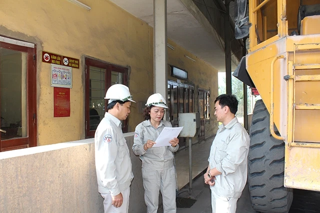 Chị Đỗ Thị Toan kiểm kê biên bản trong quá trình nhận nguyên liệu tại Công ty Xi-măng Vicem Hoàng Thạch (Hải Dương).