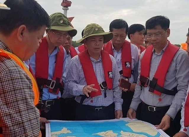Bộ trưởng Nguyễn Văn Thể chỉ đạo các lực lượng khẩn trương khắc phục sự cố chìm tàu.