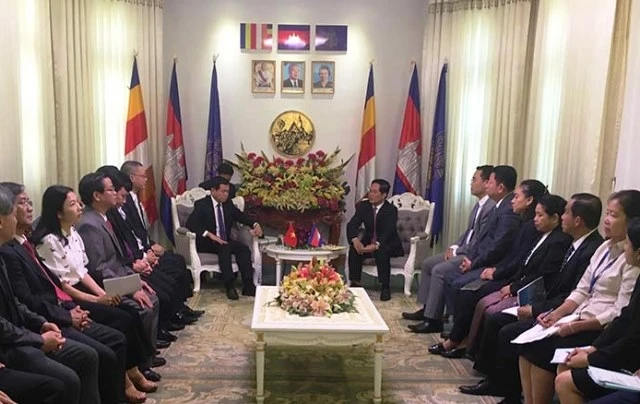 Đoàn công tác tỉnh Bà Rịa - Vũng Tàu làm việc với Đoàn đại biểu thủ đô Phnom Penh sáng 21-10.