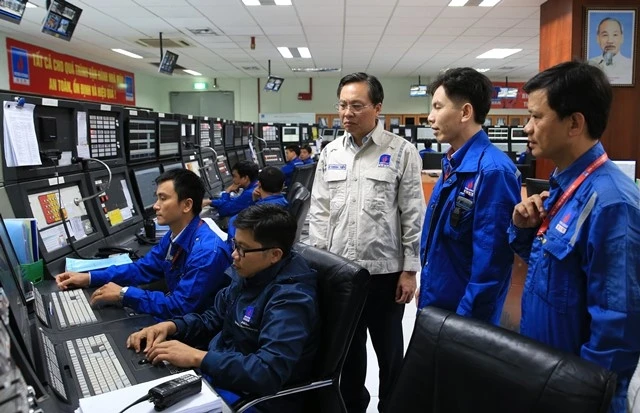Tổng Giám đốc BSR Bùi Minh Tiến (bìa trái) chỉ đạo sản xuất tại phòng điều khiển trung tâm.