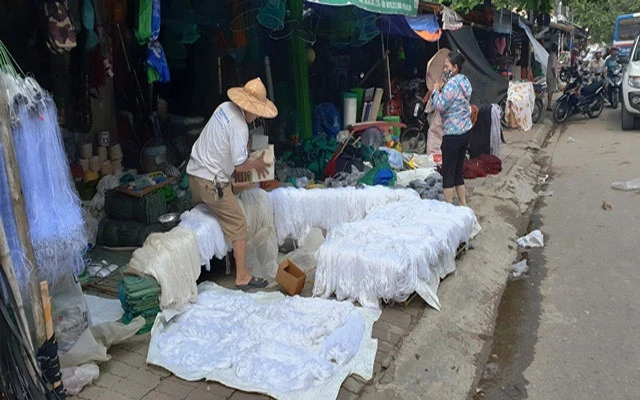 Nhiều hàng hóa của các tiểu thương chợ Vinh bị hư hỏng do ngập vì mưa lụt. 