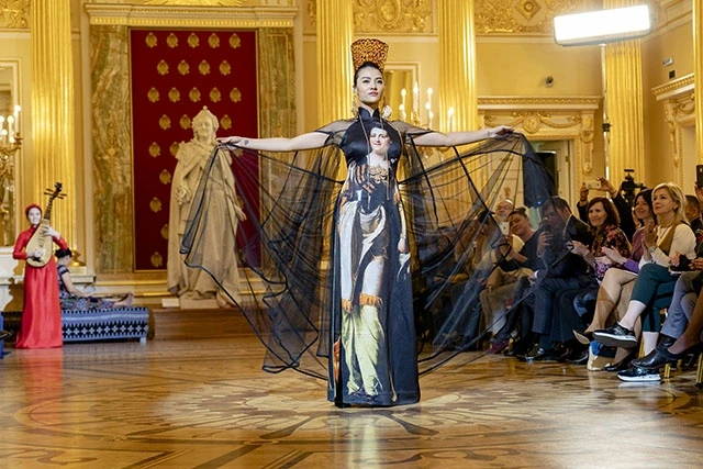 Trình diễn bộ sưu tập thời trang "Bí ẩn chim Phượng" tại LB Nga
