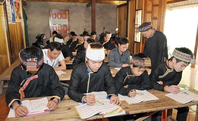 Lớp học chữ Nôm Dao của thanh niên dân tộc Dao ở xã Ngọc Phái, huyện Chợ Đồn (Bắc Cạn). Ảnh: ANH SƠN