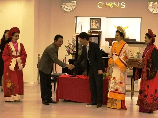 Các nghệ nhân thêu XQ tặng quà tri kỷ hữu của người thợ thêu trong chương trình triển lãm tôn vinh người phụ nữ Việt