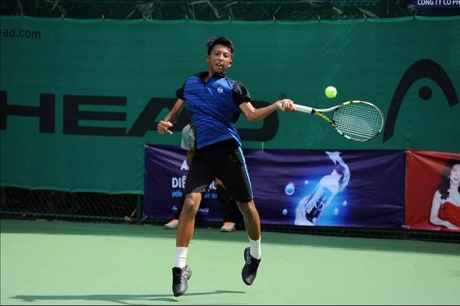 Tay vợt Bùi Hoàng Anh (Hà Nội) thi đấu xuất sắc để giành quyền đi tiếp ở nội dung đơn nam.