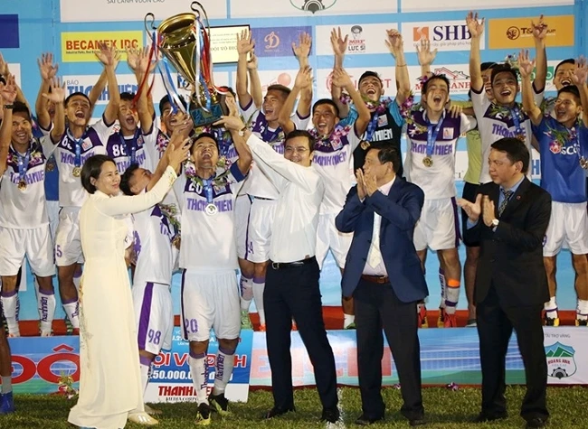 Đội U21 Hà Nội nhận Cúp vô địch Giải bóng đá U21 quốc gia 2019.