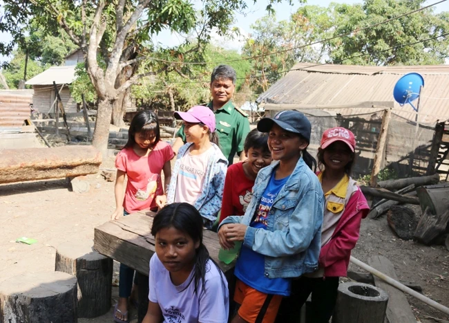 Thượng úy Rơ Ô Thuy và trẻ em làng Krong, xã Ia Mơr, huyện Chư Prông (Gia Lai).