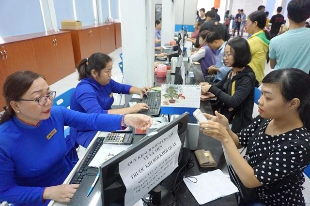 Hành khách nhắn tin qua điện thoại lấy số thứ tự và mua vé trực tiếp tại ga Sài Gòn, sáng 20-10.