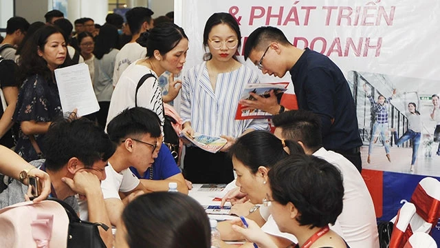 Việc tìm, tập hợp được một nhóm người có chuyên môn khác nhau cùng đam mê và mục tiêu là thử thách lớn đối với các bạn trẻ. Ảnh: ANH HẢI