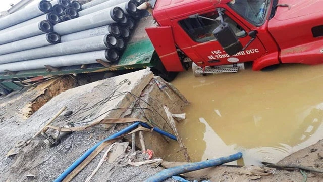 Hiện trường khu vực xảy ra sự cố vỡ đường ống cấp nước sạch ở chân cầu vượt Phú Thụy.