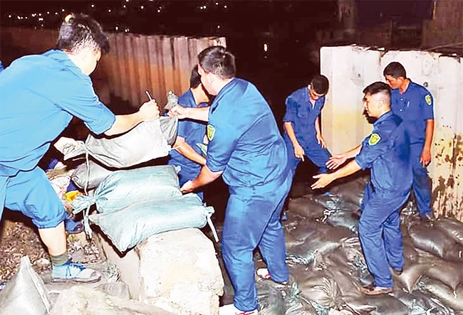 Lực lượng vũ trang quận 8 giúp dân khắc phục hậu quả ngập nước do mưa lớn, triều cường.