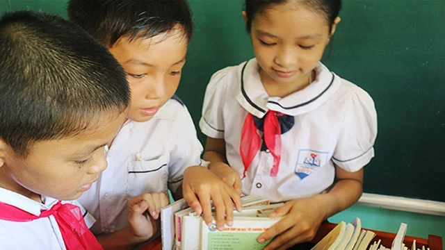 Trẻ em sẽ có điều kiện tiếp cận thêm đầu sách nhờ các chương trình như “Trồng cây - Gây sách”. Nguồn báo Quảng Bình