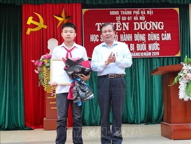 Em Phan Trung Hiếu (bên trái ảnh) (Ảnh: THANH TÙNG - TTXVN)