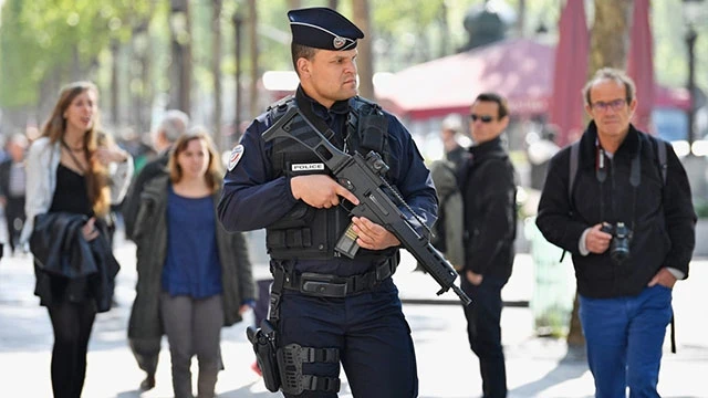 Cảnh sát Pháp được tăng cường ở Paris nhằm đối phó nguy cơ khủng bố. Ảnh: AFP