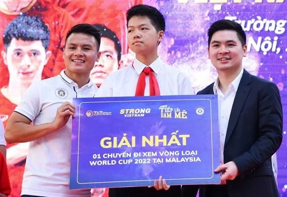 Trưởng Ban tổ chức Đỗ Vinh Quang và Quang Hải trao quà cho học sinh đoạt giải