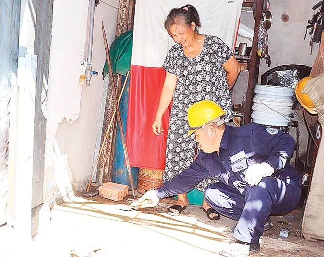 Một giếng khai thác nước ngầm ở quận Tân Phú được công nhân của Sawaco trám lấp.