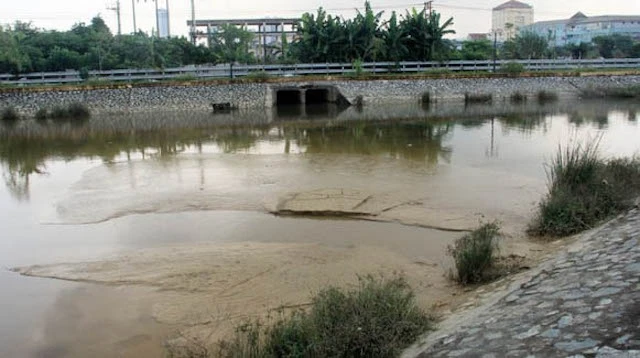 Bùn thải từ bể chứa của Nhà máy nước Hưng Vĩnh chảy ra hồ điều hòa Cửa Nam.