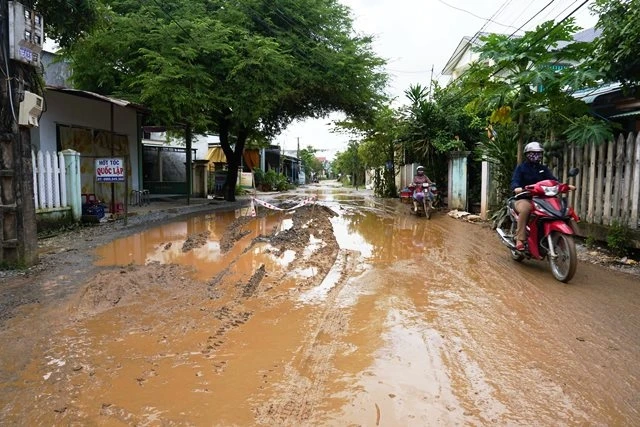 Việc VEC chậm hoàn trả các tuyến đường ảnh hưởng rất lớn đến việc vận chuyển và sinh hoạt của người dân huyện Bình Sơn.