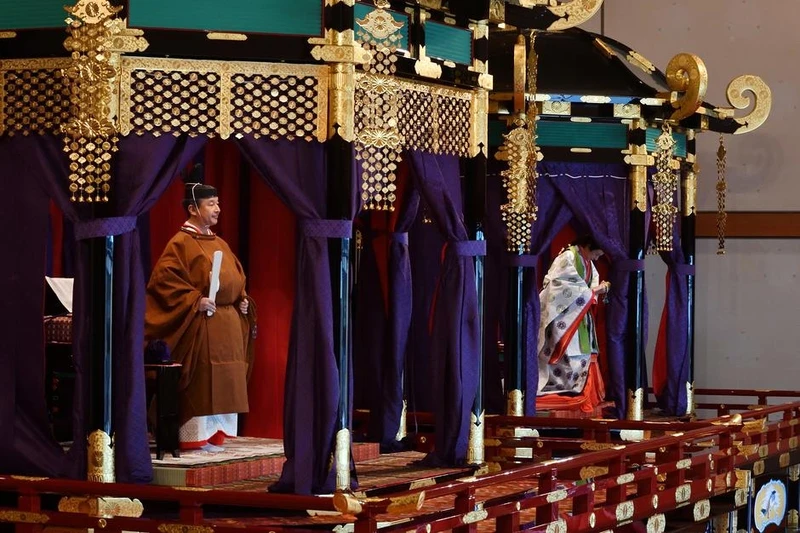 Nhật Hoàng Naruhikto tuyên bố lên ngôi trong ngai vàng Takamikura cao 6,5 m, nặng khoảng 8 tấn - với một thanh kiếm cổ và một viên ngọc, hai trong số ba kho báu thiêng liêng của Hoàng gia Nhật Bản. (Ả