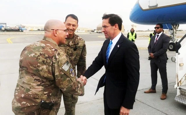 Bộ trưởng Quốc phòng Mỹ M.Esper (bên phải) thăm Afghanistan. Ảnh: Reuters