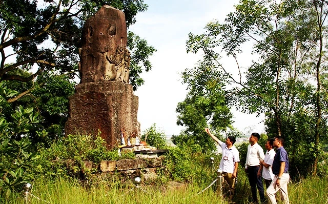 Cột đá chạm rồng chùa Dạm - Bảo vật quốc gia nghìn tuổi ở tỉnh Bắc Ninh vẫn phơi nắng, phơi mưa. Ảnh: T.N