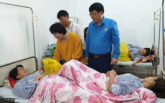 Đại diện Liên đoàn Lao động tỉnh Nam Định thăm hỏi, tặng quà hỗ trợ các công nhân phải nhập viện vì ngộ độc khí.
