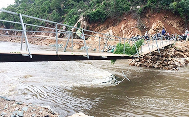 Cây cầu tạm nối thôn Nước Ngọt đến thôn Bình Lập trên địa bàn xã Cam Lập, TP Cam Ranh, tỉnh Khánh Hòa bị sập do mưa lũ. Ảnh: VĂN KỲ