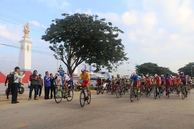 Bắt đầu chặng đua thứ ba trên đất bạn Campuchia.