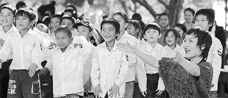 Ca sĩ Thái Thùy Linh và các em nhỏ trong một chương trình từ thiện. Ảnh: TTL