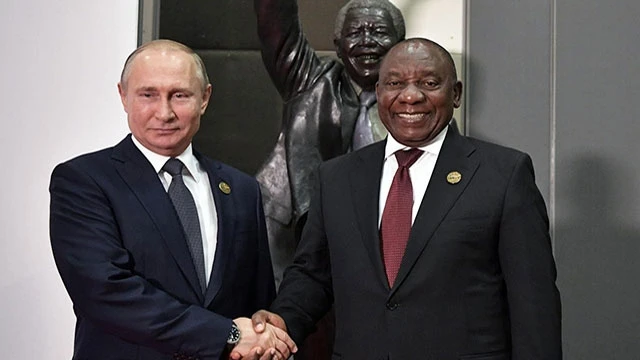 Tổng thống Nga Putin (trái) gặp gỡ người đồng cấp Nam Phi Cyril Ramaphosa bên lề hội nghị BRICS năm 2018. Ảnh: REUTERS