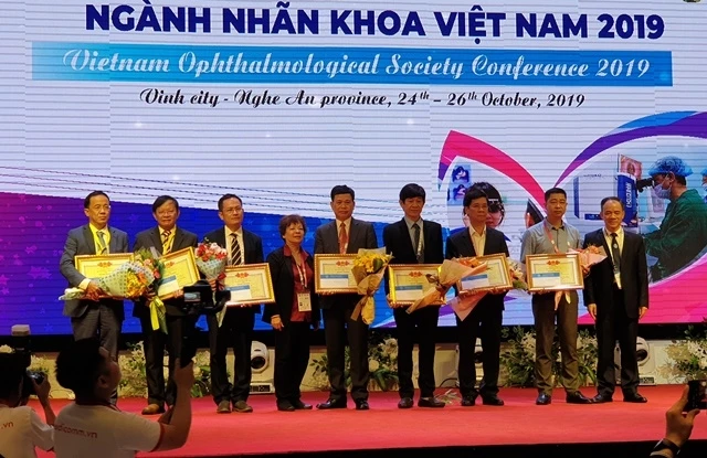 Khen thưởng cho các bệnh viện, các tổ chức quốc tế và cá nhân có thành tích công tác phòng chống mù lòa tại Việt Nam.