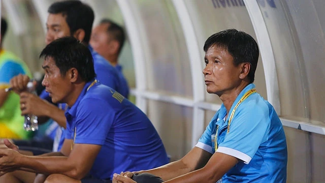 HLV Võ Đình Tân và các cầu thủ CLB Khánh Hòa đã chính thức xuống hạng sau lượt cuối V.League. Ảnh: MINH LÊ