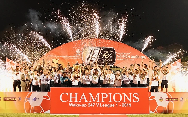 Đội Hà Nội FC chính thức nhận Cúp vô địch V.League 1-2019. Ảnh: MINH GIANG
